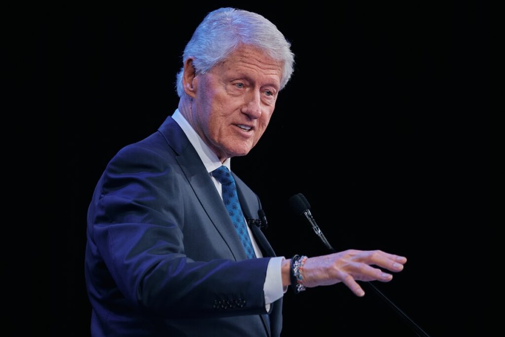 Bill Clinton testimonia al Congresso sul caso Epstein: «Ignoravo i reati»