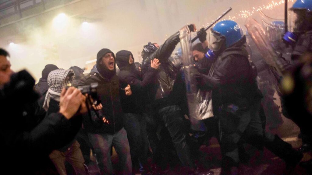 Black bloc attacca la polizia durante la manifestazione contro le Olimpiadi di Milano, scontri in via Corvetto