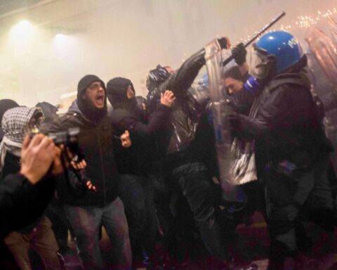 Black bloc attacca la polizia durante la manifestazione contro le Olimpiadi di Milano, scontri in via Corvetto