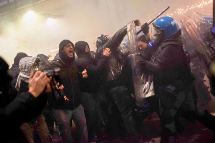 Black bloc attacca la polizia durante la manifestazione contro le Olimpiadi di Milano, scontri in via Corvetto