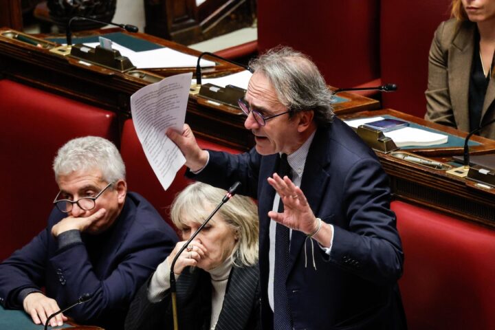 Bonelli accusa Piantedosi di alzare la tensione e ricorda un episodio del '73 con La Russa