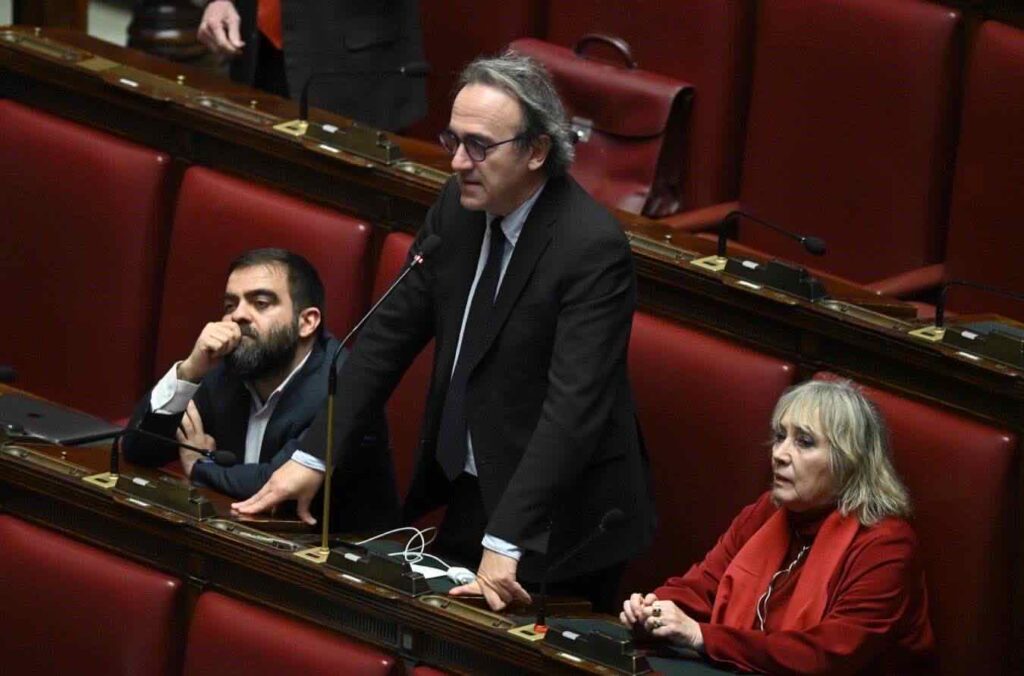 Bonelli denuncia minacce di morte, attacca Salvini per collegamenti a omicidio Derangue