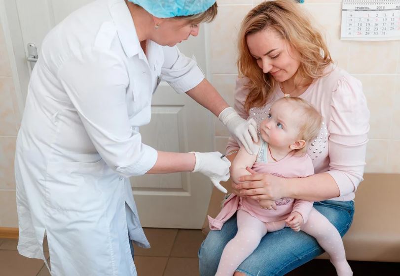 Calano i casi di morbillo in Europa e Asia centrale nel 2025, ma resta il rischio epidemie