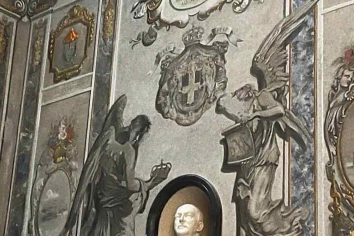 Cancellato il volto di Giorgia Meloni dall'affresco nella chiesa di San Lorenzo in Lucina