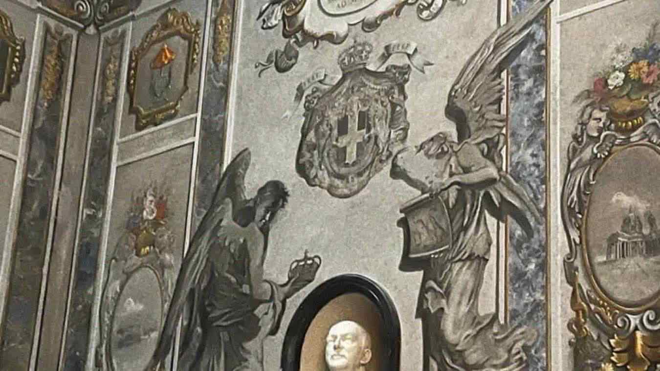 Cancellato il volto di Giorgia Meloni dall'affresco nella chiesa di San Lorenzo in Lucina