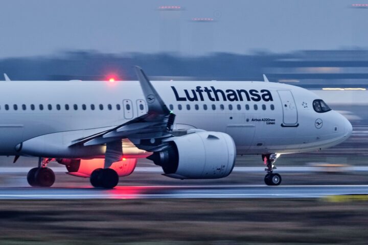 Centinaia di voli Lufthansa cancellati in Germania a causa dello sciopero dei piloti