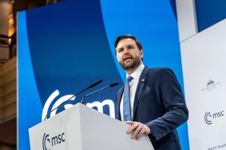 Conferenza di Monaco 2026: l'assenza di Vance e il suo duro discorso pro Europa un anno fa