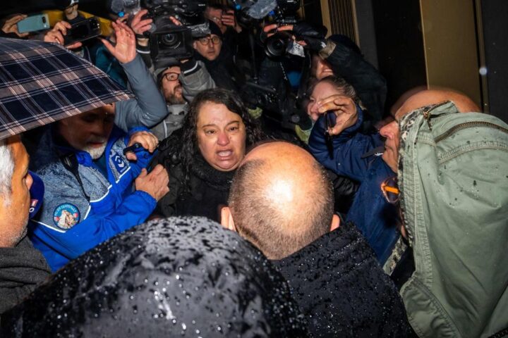 Crans-Montana, familiari delle vittime aggrediscono i coniugi Moretti durante interrogatorio