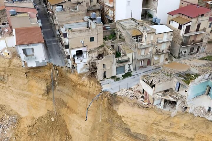 Crolli a Niscemi: palazzina sprofonda nel burrone, paura nella zona rossa