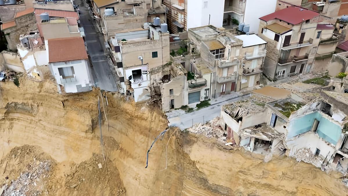 Crolli a Niscemi: palazzina sprofonda nel burrone, paura nella zona rossa
