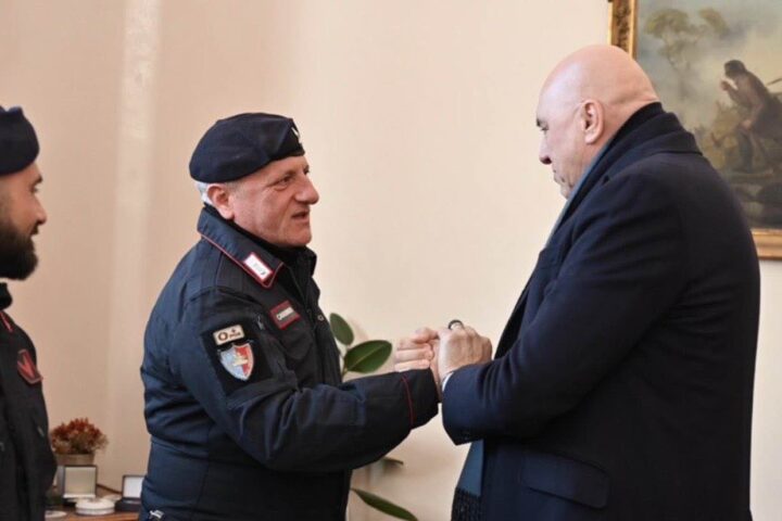 Crosetto paragona i violenti a Torino alle Brigate Rosse, Meloni convoca il governo per nuove misure di sicurezza