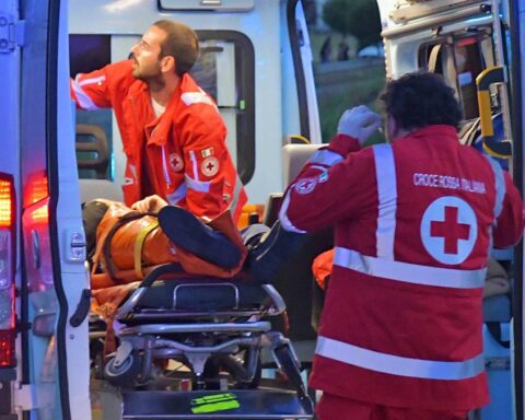 Donna di 56 anni accoltellata da uomo sconosciuto a Palermo, è grave ma stabilizzata