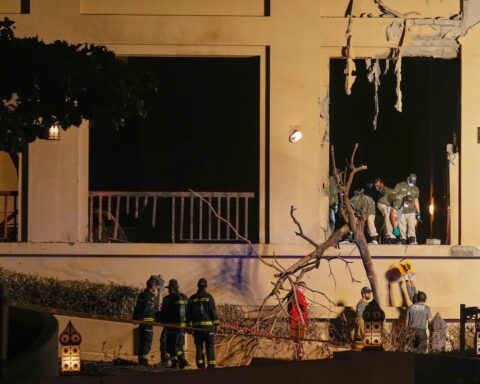 Dubai colpita da attacchi aerei; i voli sospesi e un ministro italiano bloccato in città