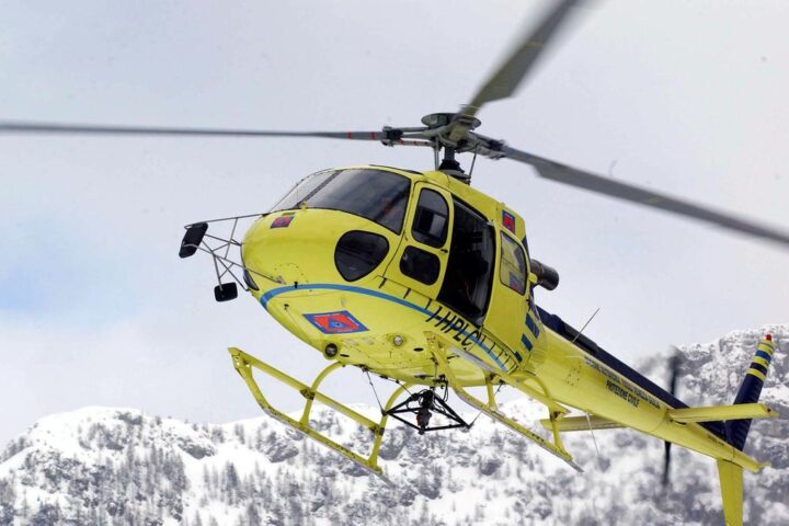 Due valanghe in Friuli Venezia Giulia: persone sepolte sotto la neve, partiti elicotteri di soccorso