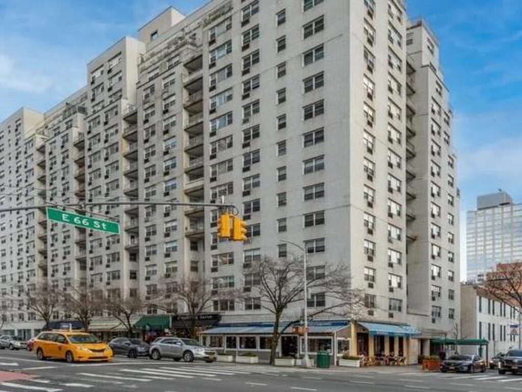 Ehud Barak e sua moglie soggiornavano in un appartamento di Jeffrey Epstein con sorveglianza israeliana