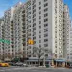 Ehud Barak e sua moglie soggiornavano in un appartamento di Jeffrey Epstein con sorveglianza israeliana