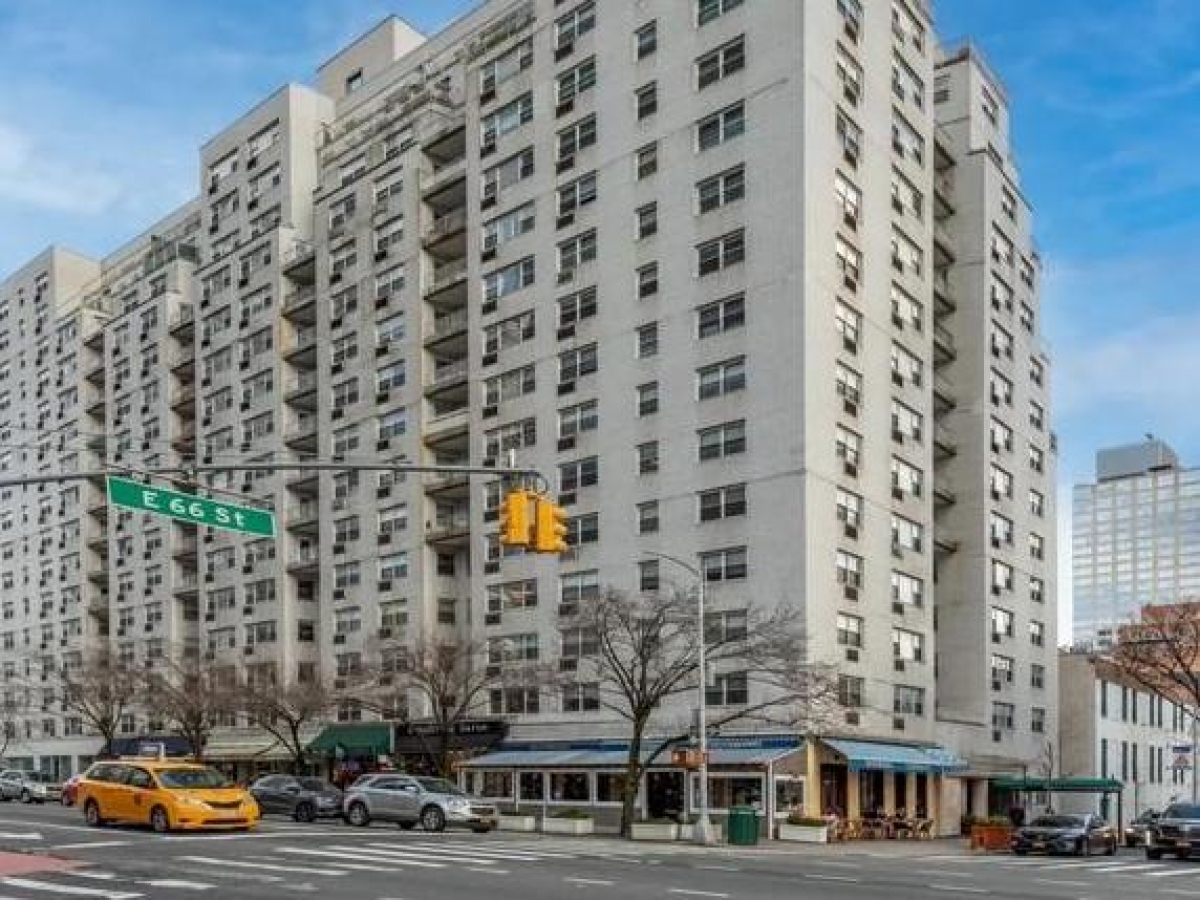 Ehud Barak e sua moglie soggiornavano in un appartamento di Jeffrey Epstein con sorveglianza israeliana