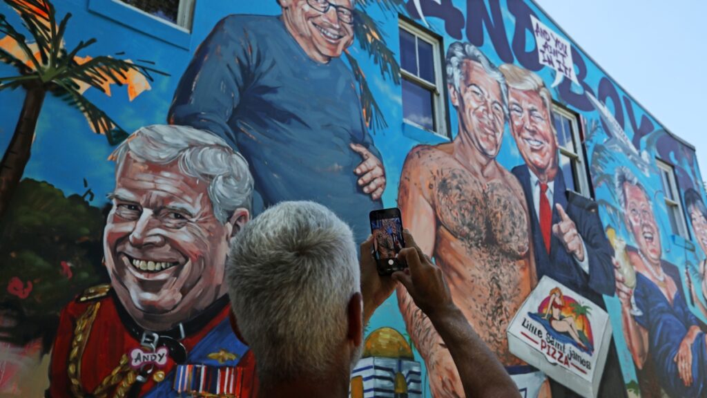 Epstein utilizzava aeroporti militari britannici come hub per il traffico di giovani ragazze