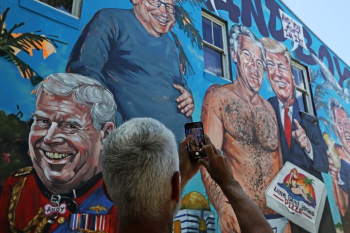 Epstein utilizzava aeroporti militari britannici come hub per il traffico di giovani ragazze