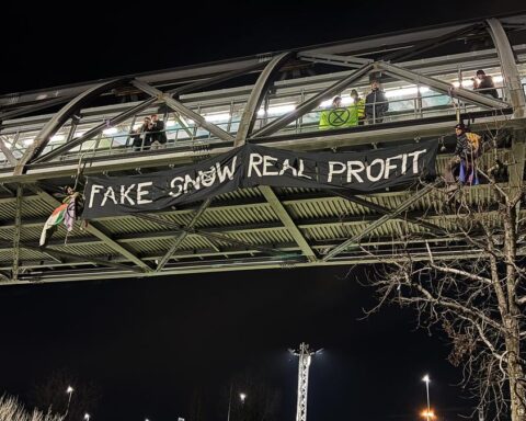 Extinction Rebellion protesta contro le Olimpiadi: azione acrobatica e sit-in a Milano
