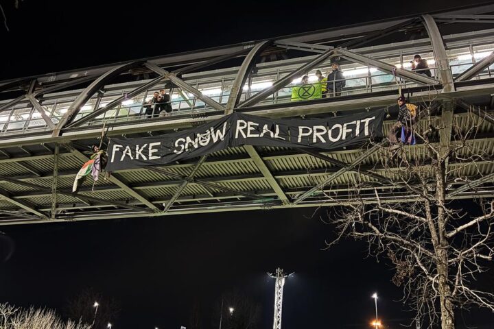 Extinction Rebellion protesta contro le Olimpiadi: azione acrobatica e sit-in a Milano