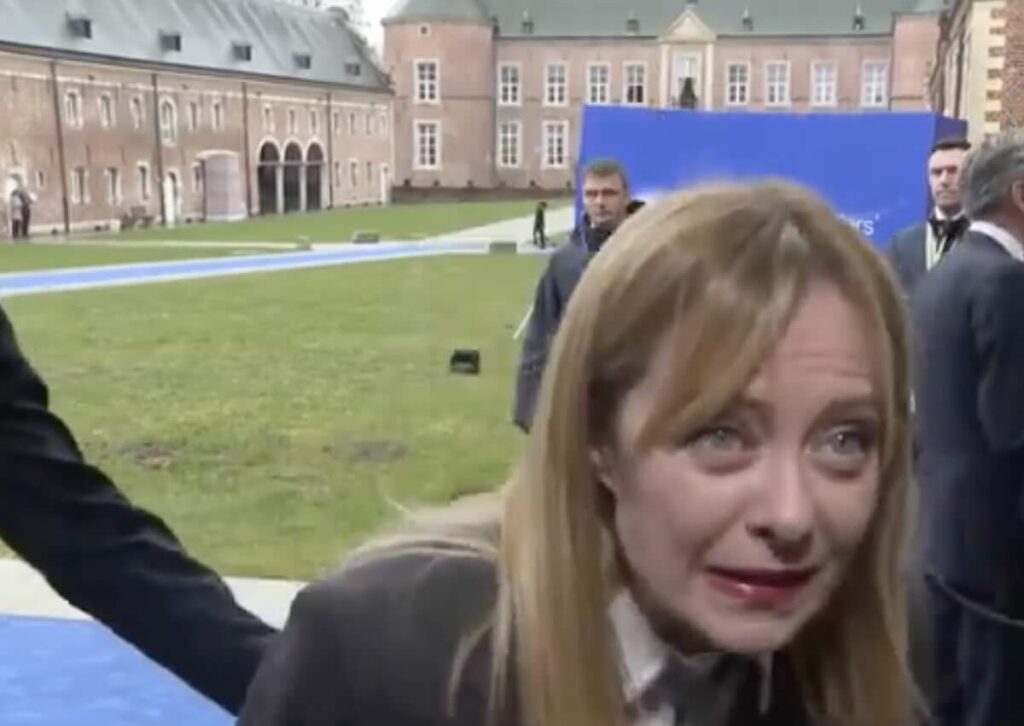 Giorgia Meloni senza cappotto al vertice Ue di Liegi, accusa le rigide temperature