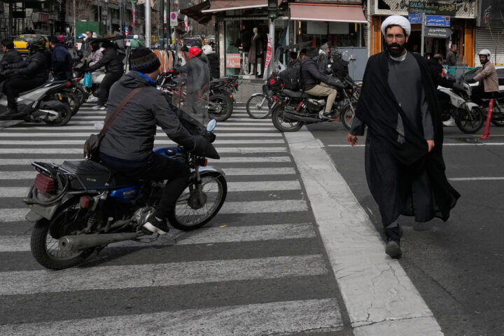 Gli Stati Uniti riprendono i negoziati sul nucleare con l'Iran mentre intensificano le minacce militari