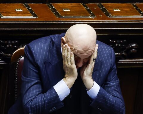 Guido Crosetto bloccato a Dubai per gli attacchi contro l'Iran e la chiusura degli aeroporti