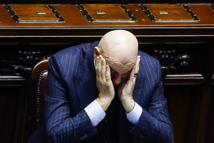 Guido Crosetto bloccato a Dubai per gli attacchi contro l'Iran e la chiusura degli aeroporti