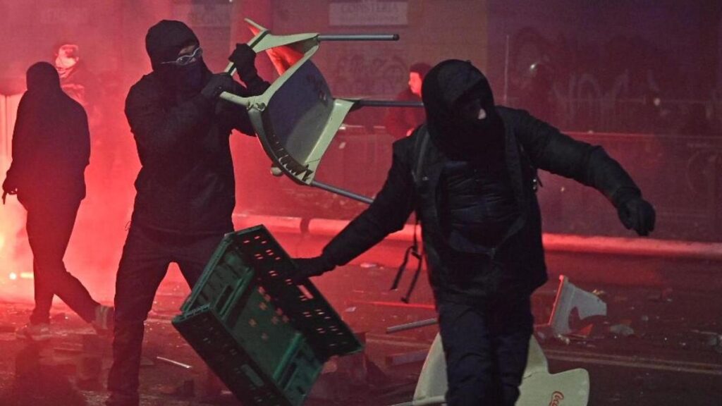 Il governo chiede urgentemente nuove leggi sulla sicurezza dopo gli scontri a Torino