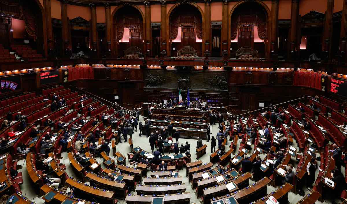 Il governo ottiene la fiducia sulla legge per gli aiuti all'Ucraina, ma si apre una crisi nel centrodestra