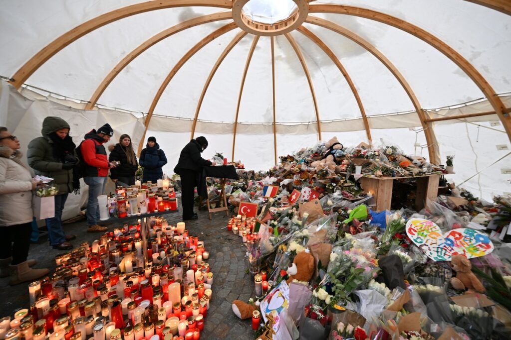Il memoriale per le vittime dell'incendio di Crans-Montana distrutto da un incendio, probabilmente causato da candele