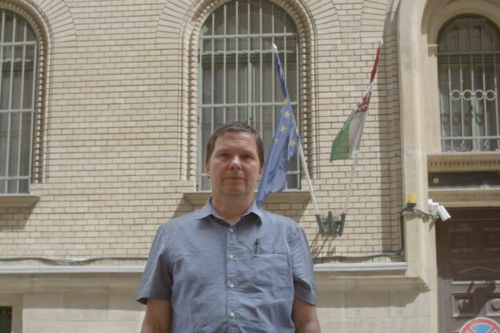 Il padre di Maja T. chiede un sostegno simile a quello ricevuto da Ilaria Salis per la figlia condannata in Ungheria