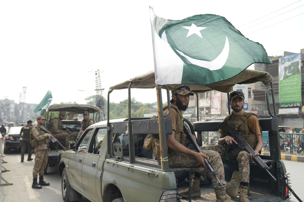 Il Pakistan dichiara «guerra aperta» all’Afghanistan dopo bombardamenti su Kabul e altre aree