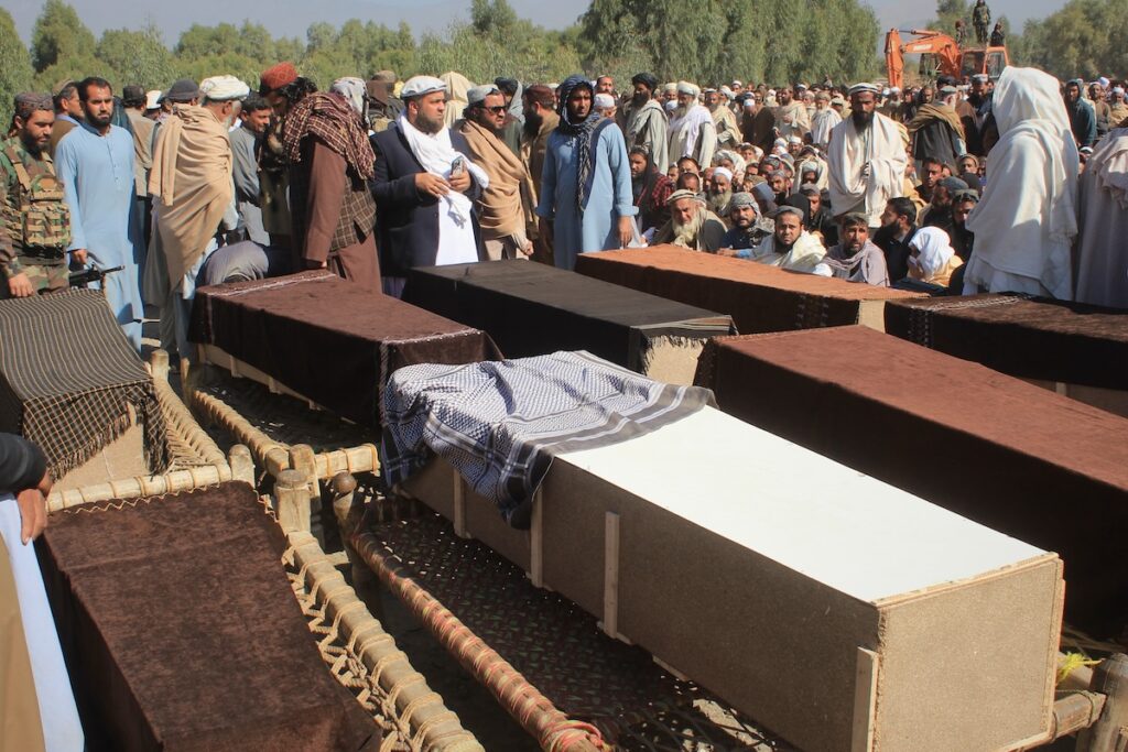 Il Pakistan lancia attacchi aerei contro l’Afghanistan, decine di morti in operazioni mirate ai talebani