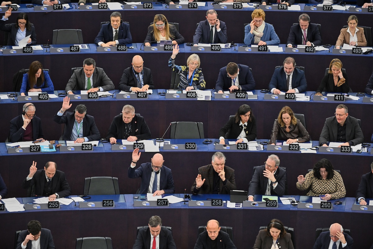 Il Parlamento europeo approva norme più restrittive sulla gestione dei migranti in Europa