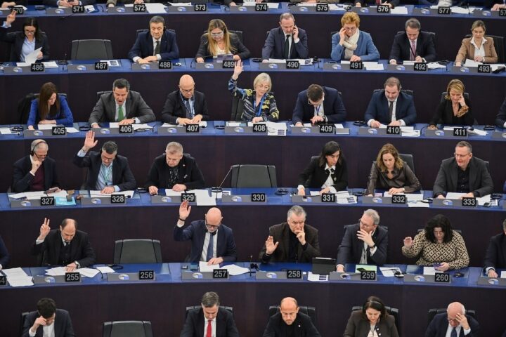Il Parlamento europeo rinvia il voto sull'accordo commerciale con gli Stati Uniti dopo la sentenza della Corte Suprema sui dazi di Trump