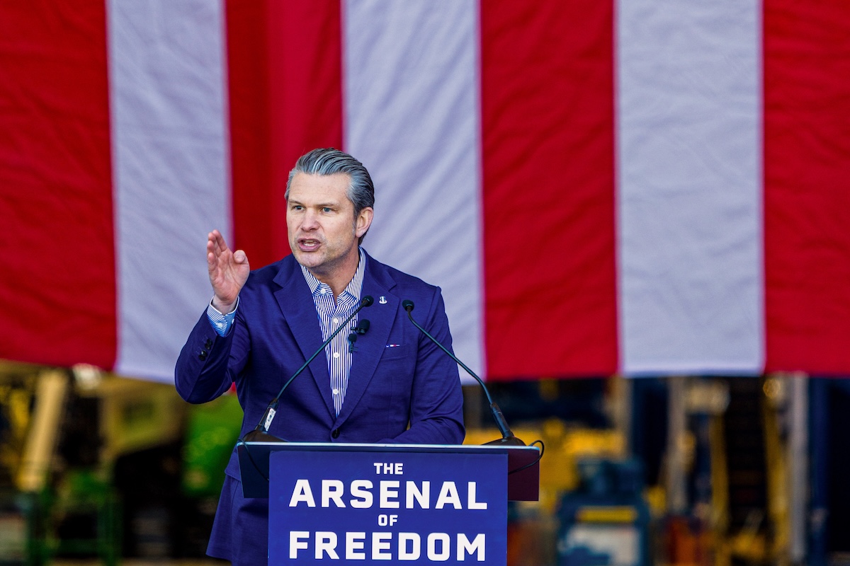 Il Pentagono minaccia Anthropic di annullare contratti se non fornirà AI per scopi militari