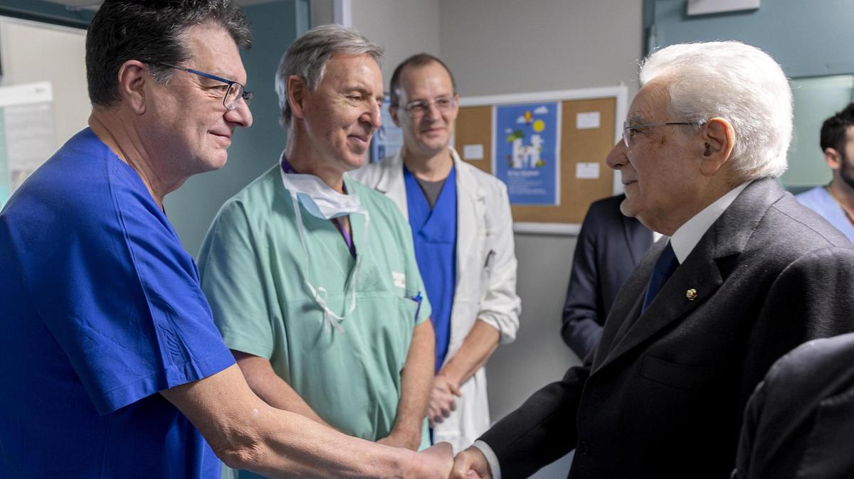 Il presidente Mattarella visita i feriti di Crans-Montana al Niguarda: "Restituiremo loro una vita piena"