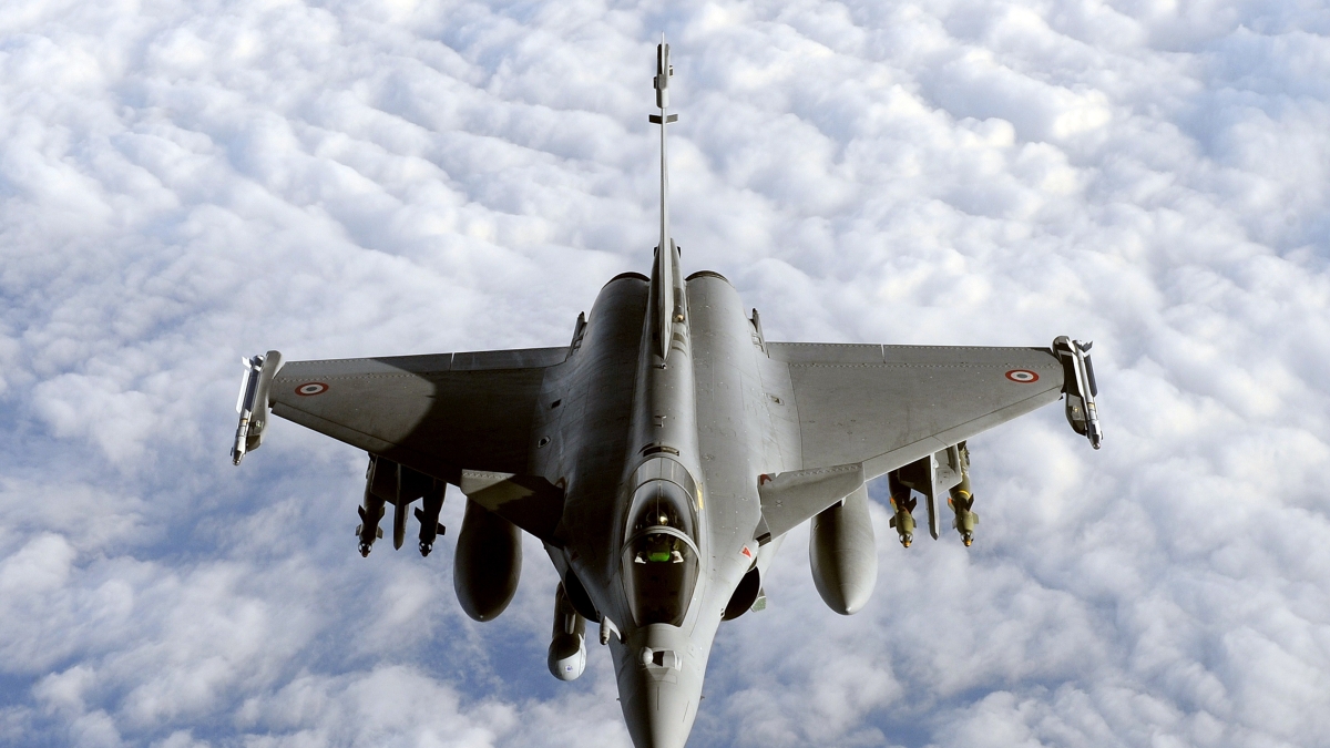 Il progetto del caccia franco-tedesco FCAS in crisi: Macron chiede chiarimenti a Merz