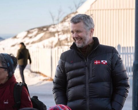 Il re di Danimarca Frederik atterra a Nuuk: «Grazie per il caloroso benvenuto»