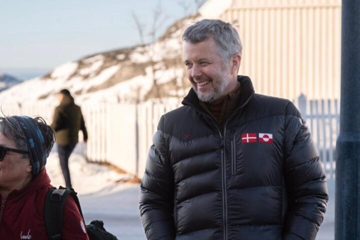 Il re di Danimarca Frederik atterra a Nuuk: «Grazie per il caloroso benvenuto»