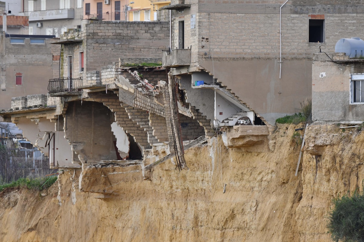 Il sindaco di Niscemi riferisce alla Camera: «Fondi per la frana arrivati dopo 28 anni»