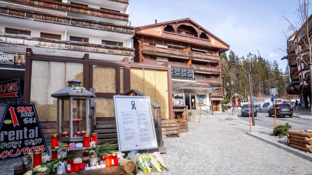 Incendio danneggia il memoriale a Crans-Montana: "colpa di una candela"