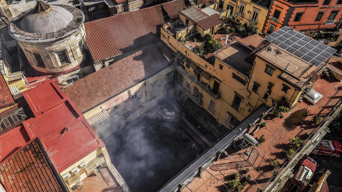 Incendio devasta il teatro Sannazaro di Napoli, diversi feriti e danni ingenti
