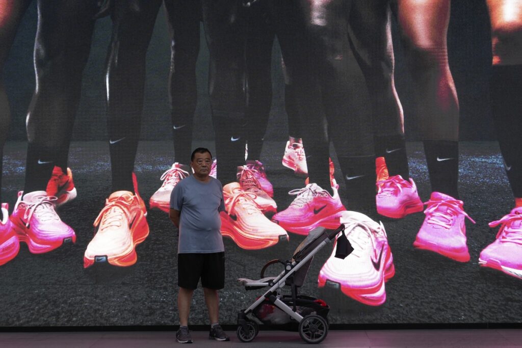 Indagine della Commissione per le pari opportunità contro Nike per presunta discriminazione razziale delle persone bianche