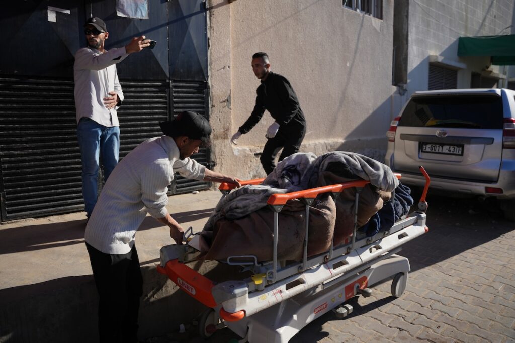 Israele bombarda Gaza, causando la morte di almeno 20 palestinesi, in risposta al ferimento di un soldato