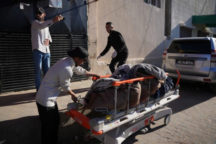 Israele bombarda Gaza, causando la morte di almeno 20 palestinesi, in risposta al ferimento di un soldato