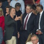 Jim Ratcliffe accusa il governo britannico di fallire nella gestione dell'immigrazione, Starmer risponde