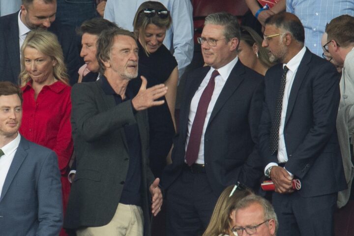 Jim Ratcliffe accusa il governo britannico di fallire nella gestione dell'immigrazione, Starmer risponde